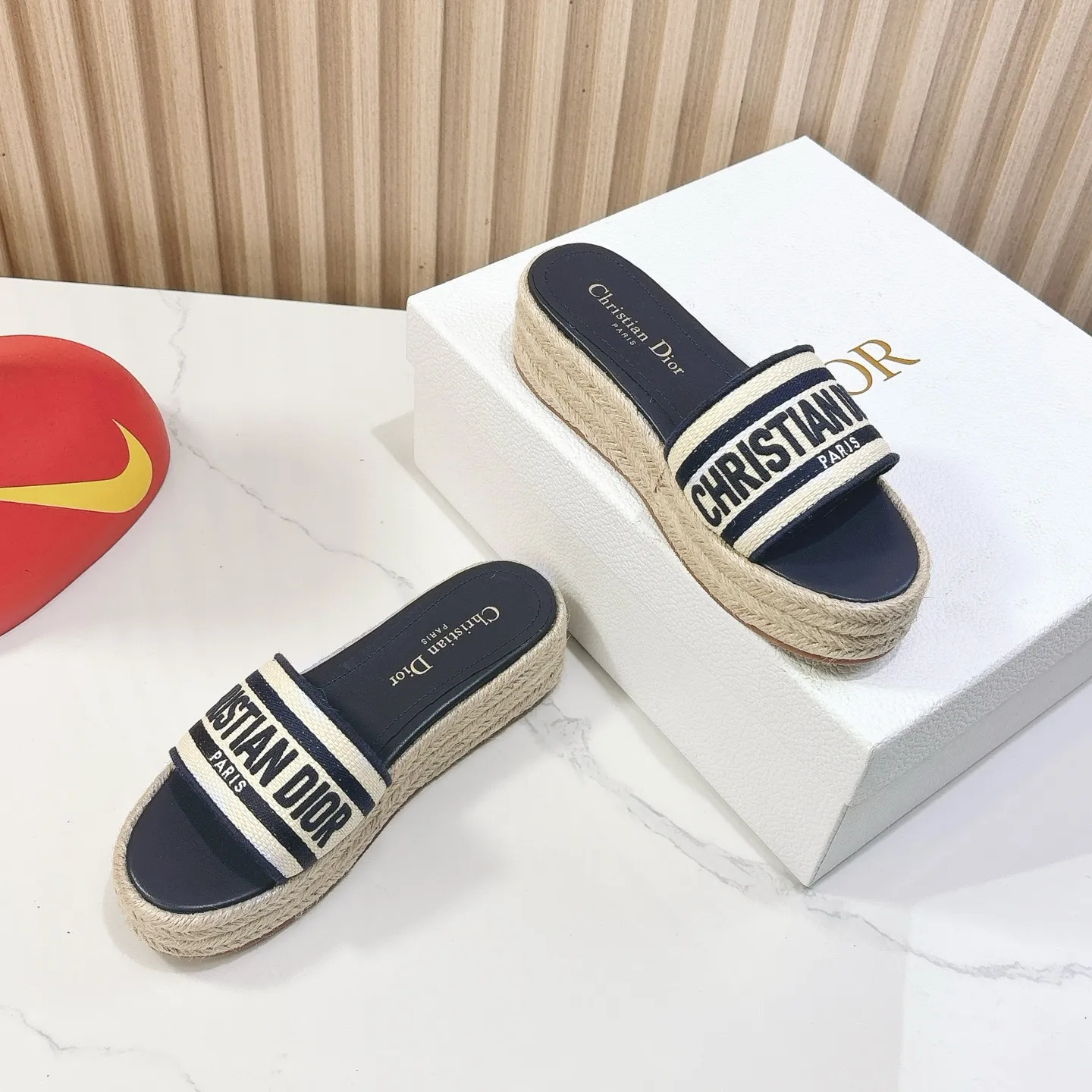 👟👟Ex-factory price 460👟👟 Dior 25ss spring and summer new IVIETA DWAY flat slippers sandals, original development of the top version on the market, CD letter logo three-dimensional embroidery thick-soled round toe open-toe slippers, soft and delicate foot feel, extremely comfortable, imported raffia electric embroidery on the upper, high-temperature water-soluble cotton technology fabric, water-dyed cowhide foot pad lining, original consistent combination outsole Code number: 35-41 (40.41 customized)
